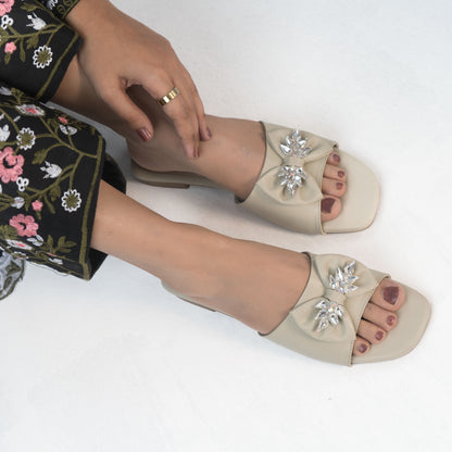 Zazla Women’s Flats  :  Cristal Olive