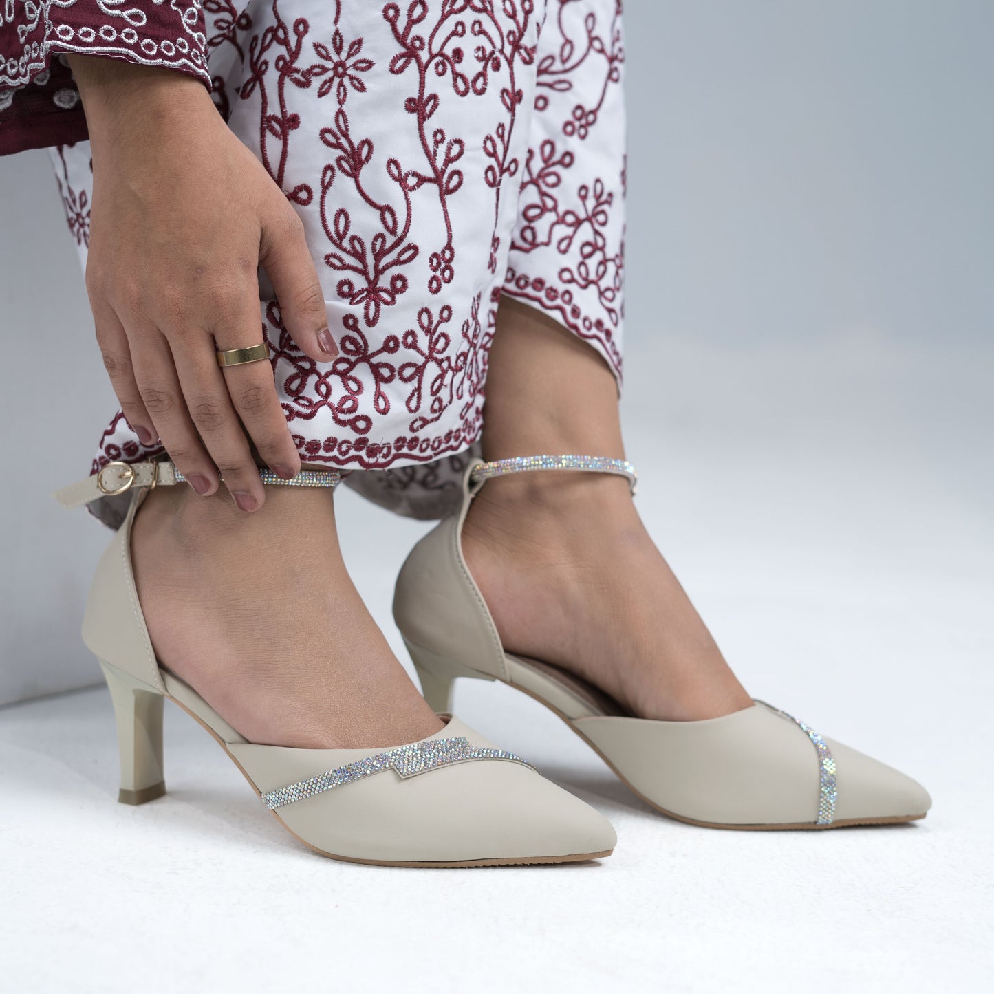 Zazla Women’s  Pumps : Ivory